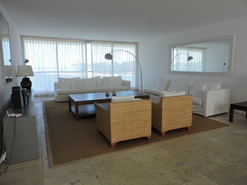 Departamento de 4 dormitorios y dependencia frente a la desembocadura